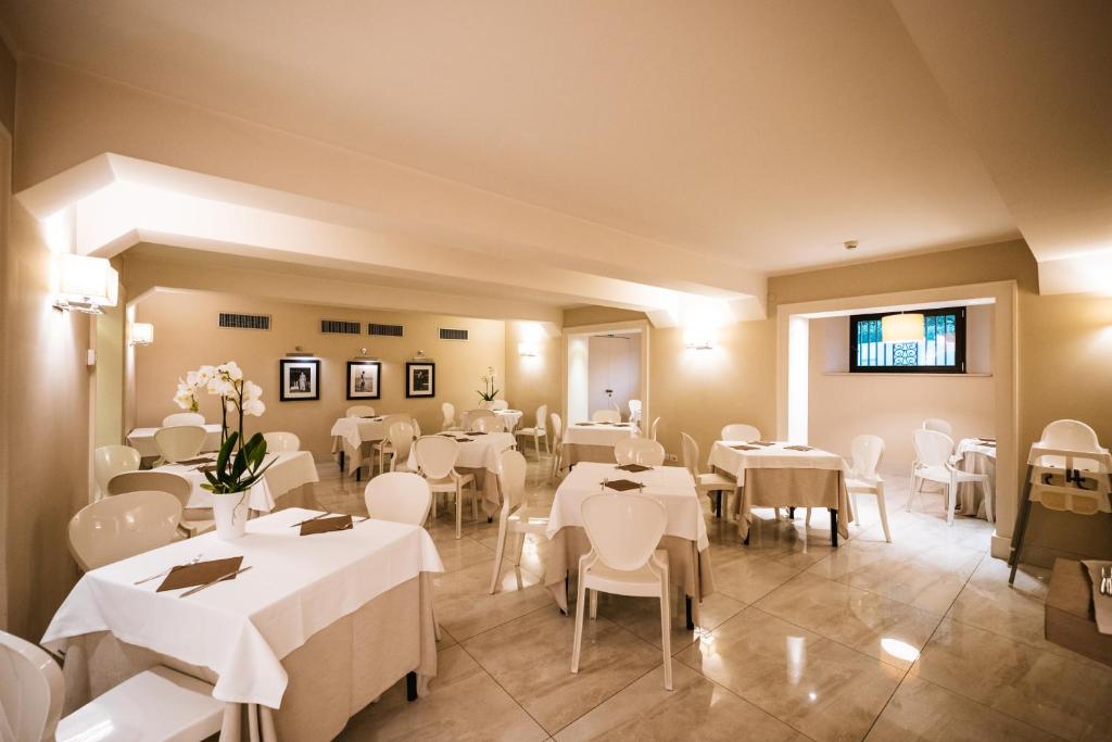 TV a/nebo společenská místnost v ubytování Hotel De La Ville
