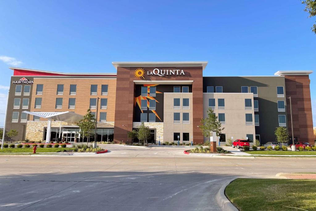 a building with a star on the front of it at La Quinta Inn & Suites by Wyndham Pflugerville in Pflugerville