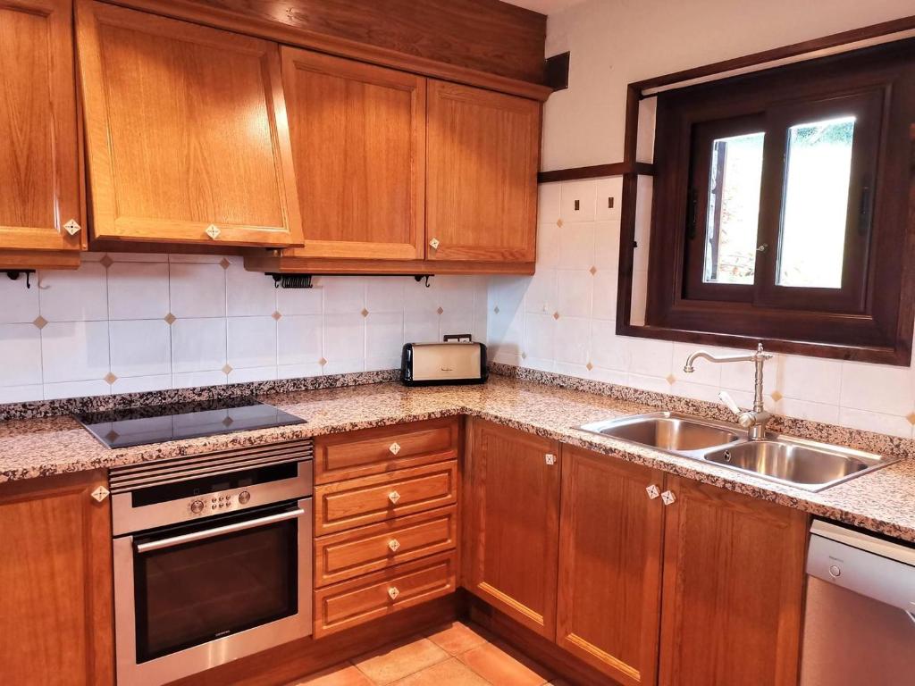 Kuchyňa alebo kuchynka v ubytovaní Casa adosada en Guils