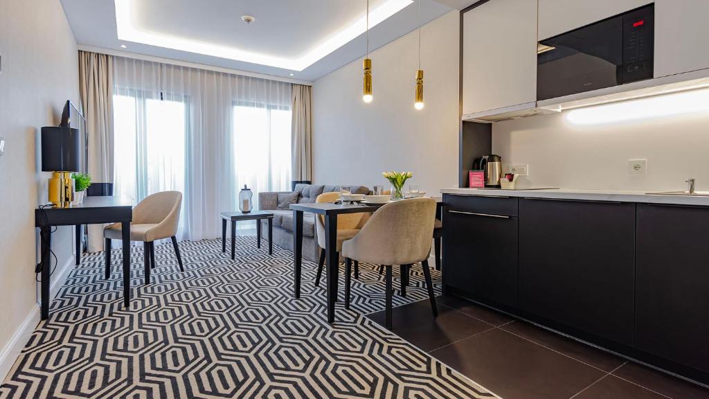 kuchnia i salon ze stołem i krzesłami w obiekcie VacationClub - Baltic Park Fort Apartament G.306 w Świnoujściu