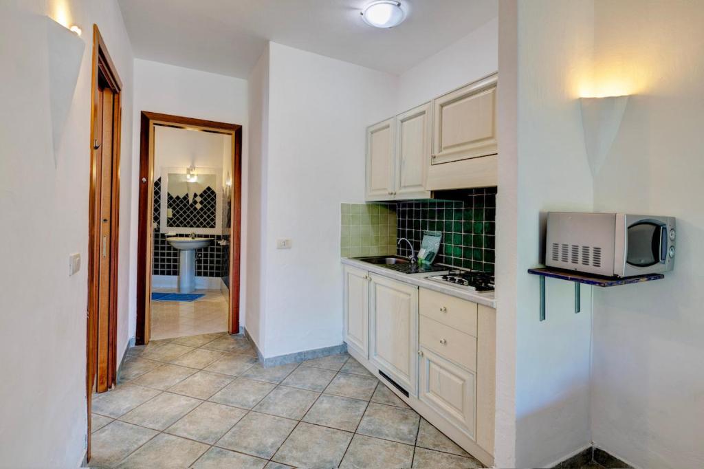 A kitchen or kitchenette at Residence con piscina a Palau, a soli 150 mt. dal mare