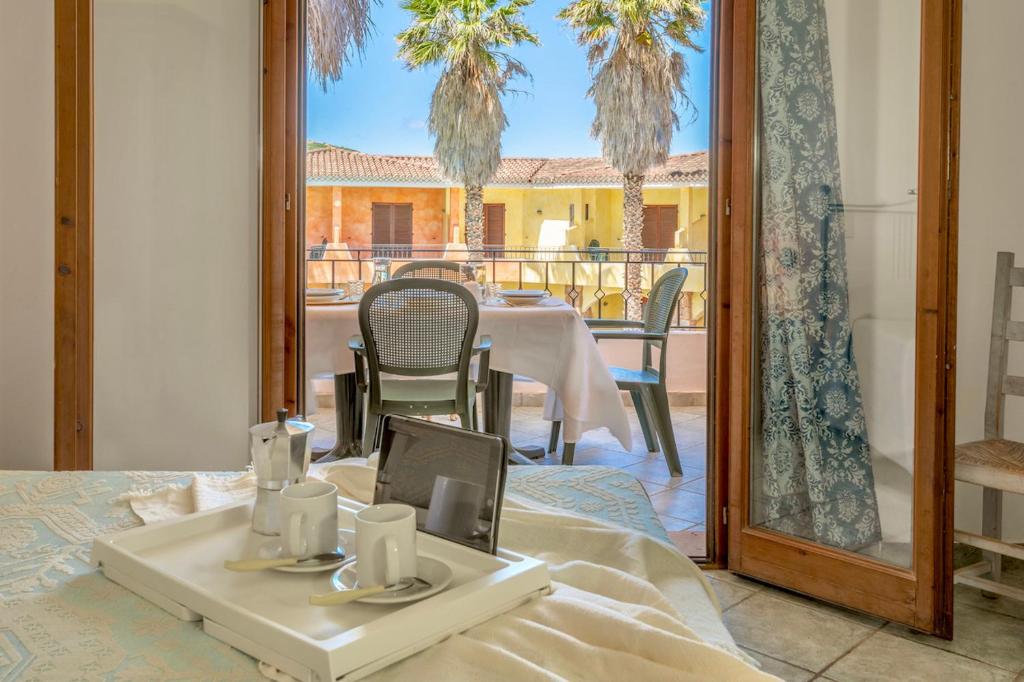 A restaurant or other place to eat at Residence con piscina a Palau, a soli 150 mt. dal mare