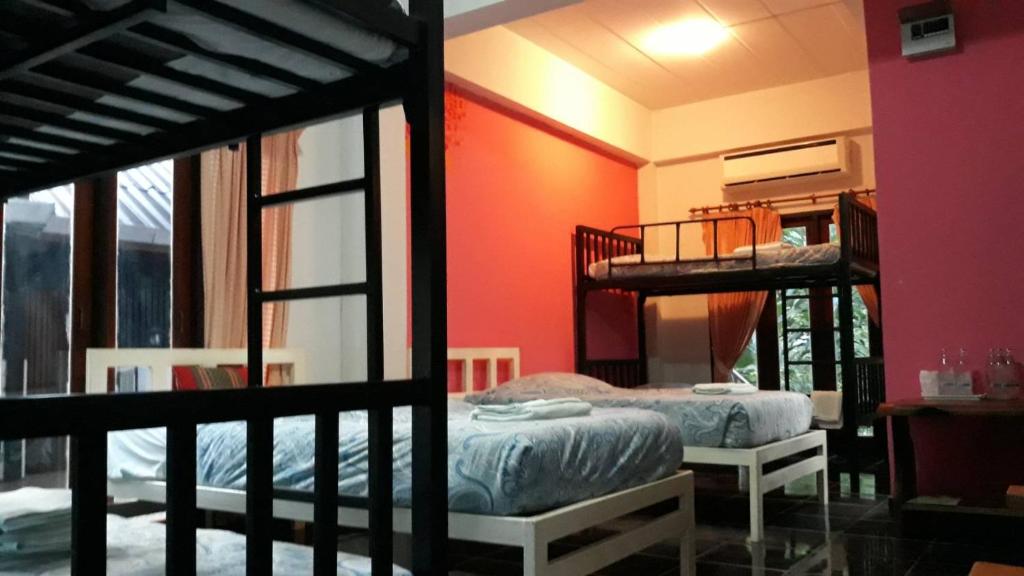 מיטה או מיטות קומותיים בחדר ב-LUCKY PAI Resort&Hostel