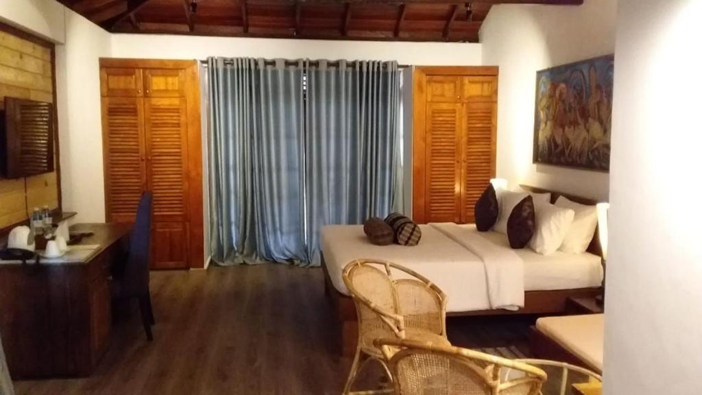 سرير أو أسرّة في غرفة في Rockside Cabanas Hotel
