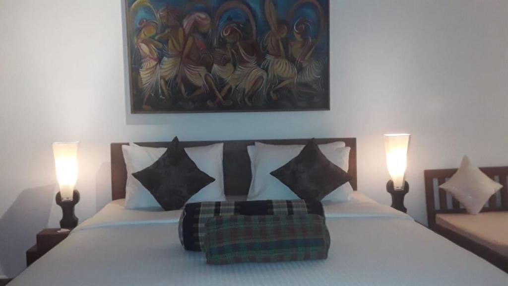 سرير أو أسرّة في غرفة في Rockside Cabanas Hotel