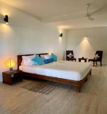 سرير أو أسرّة في غرفة في Rockside Cabanas Hotel