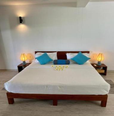 سرير أو أسرّة في غرفة في Rockside Cabanas Hotel