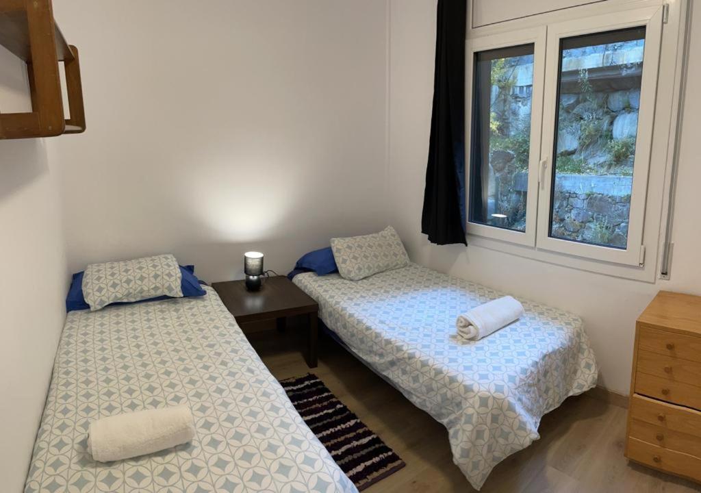two beds in a room with a window at Nice apartment Soldeu Renttarter in Soldeu