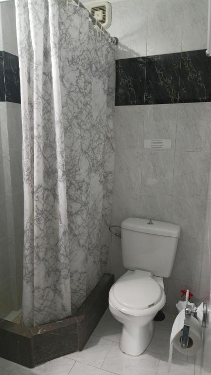 Koupelna v ubytování Pitini Nikos house