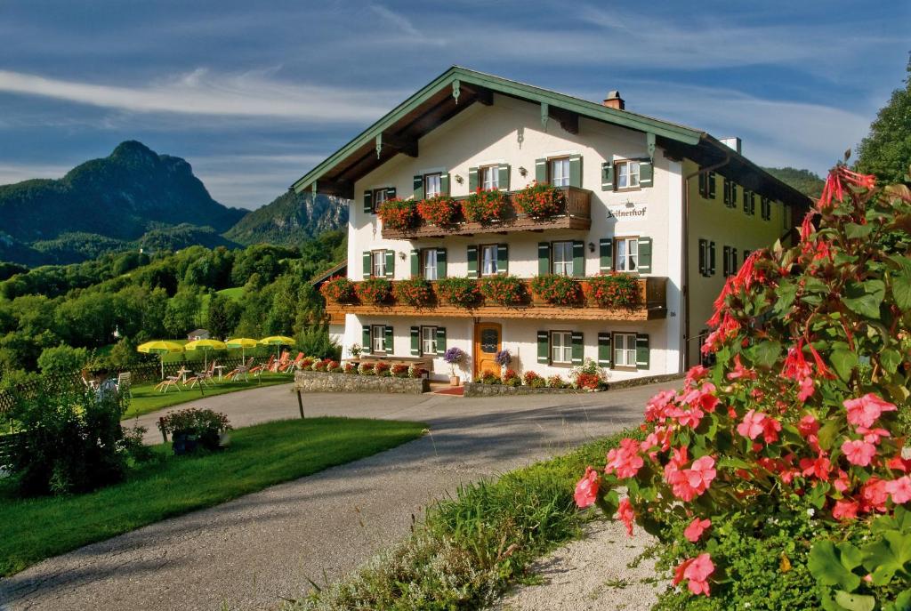 ein Gebäude mit Blumen am Straßenrand in der Unterkunft Leitnerhof in Bad Reichenhall