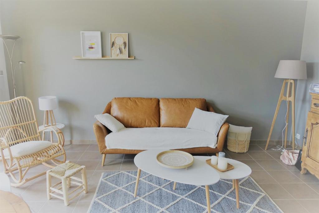 a living room with a couch and a table at Appartement hyper centre, plage à pieds, 2 chambres, 4 personnes in Châtelaillon-Plage