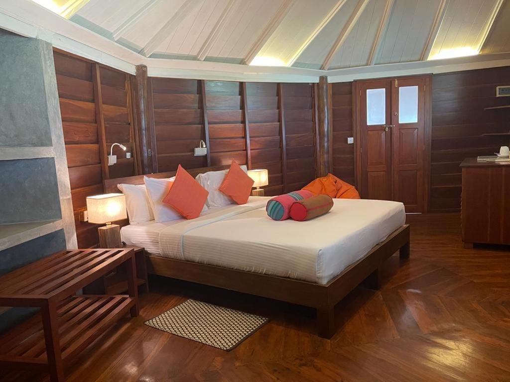 سرير أو أسرّة في غرفة في Rockside Cabanas Hotel