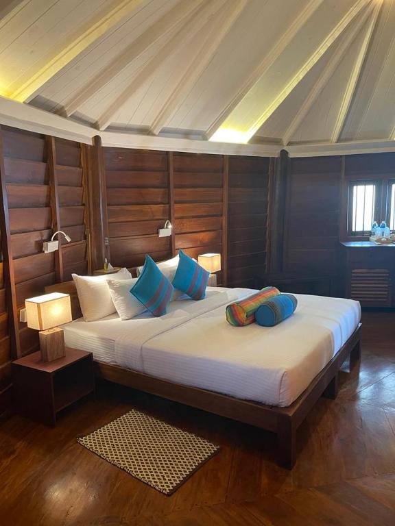 سرير أو أسرّة في غرفة في Rockside Cabanas Hotel