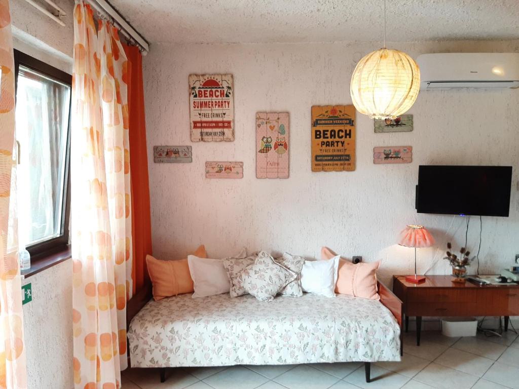 Televízia a/alebo spoločenská miestnosť v ubytovaní Studio Apartments Fancy 2
