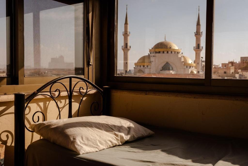 Postel nebo postele na pokoji v ubytování Madaba Hotel