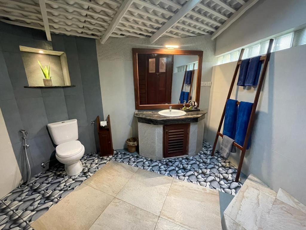 حمام في Rockside Cabanas Hotel