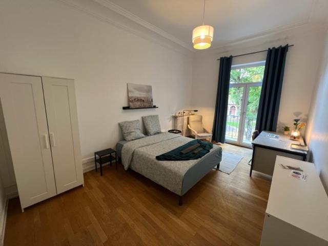 Chambres privées -Private room- dans un spacieux appartement - 100m2 centre proche gare - Double Room With Garden View