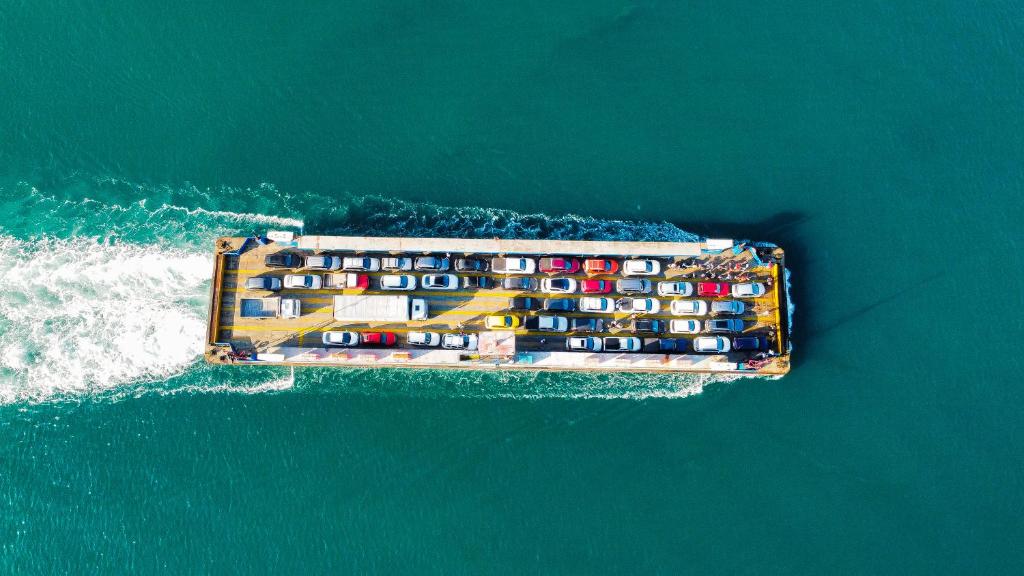 una vista aérea de un barco en el océano en Recanto das Tiribas en Ilhabela