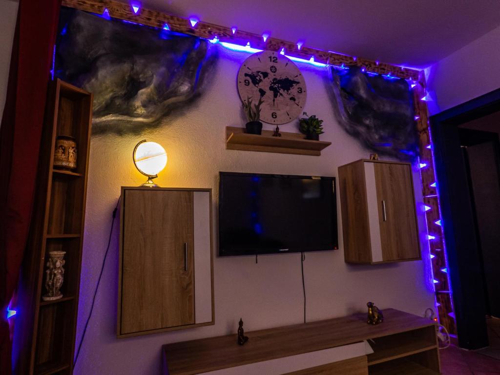 een woonkamer met een tv aan een muur met paarse verlichting bij #121 Große, gemütliche Wohnung in Remscheid-City in Remscheid