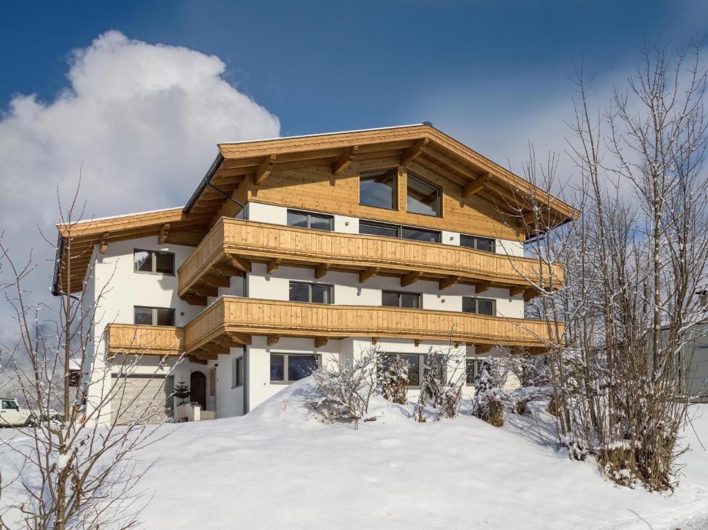 een groot gebouw met sneeuw ervoor bij Haus Seisl in Söll