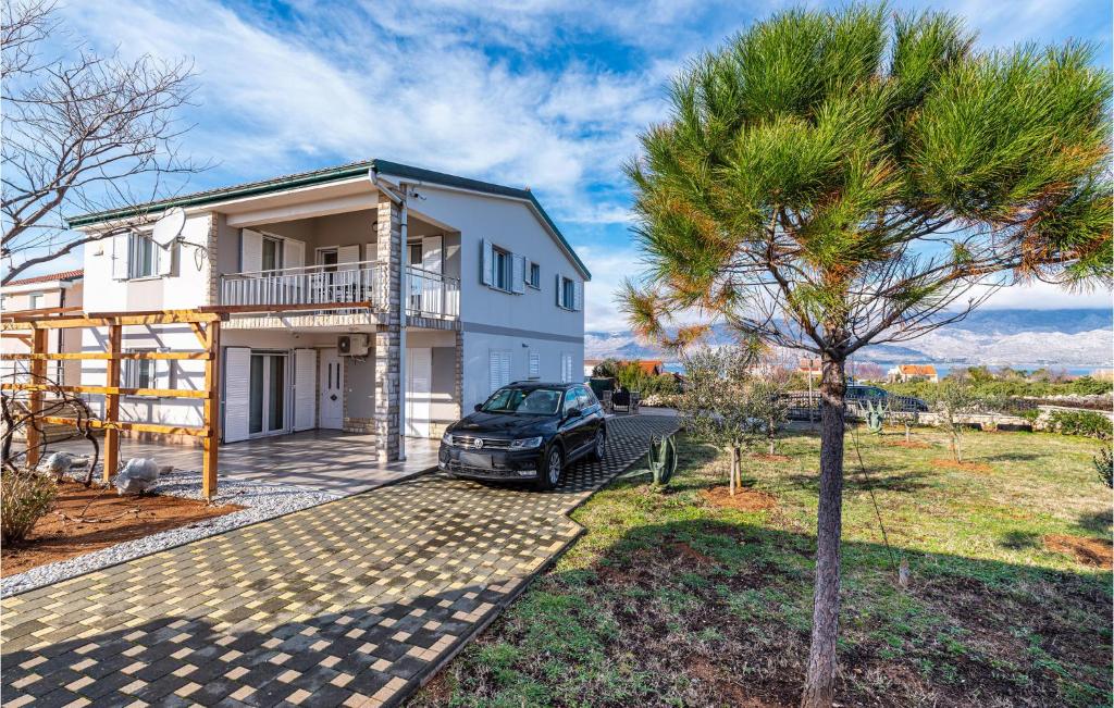 uma casa com um carro estacionado em frente em 1 Bedroom Nice Apartment In Razanac em Ražanac