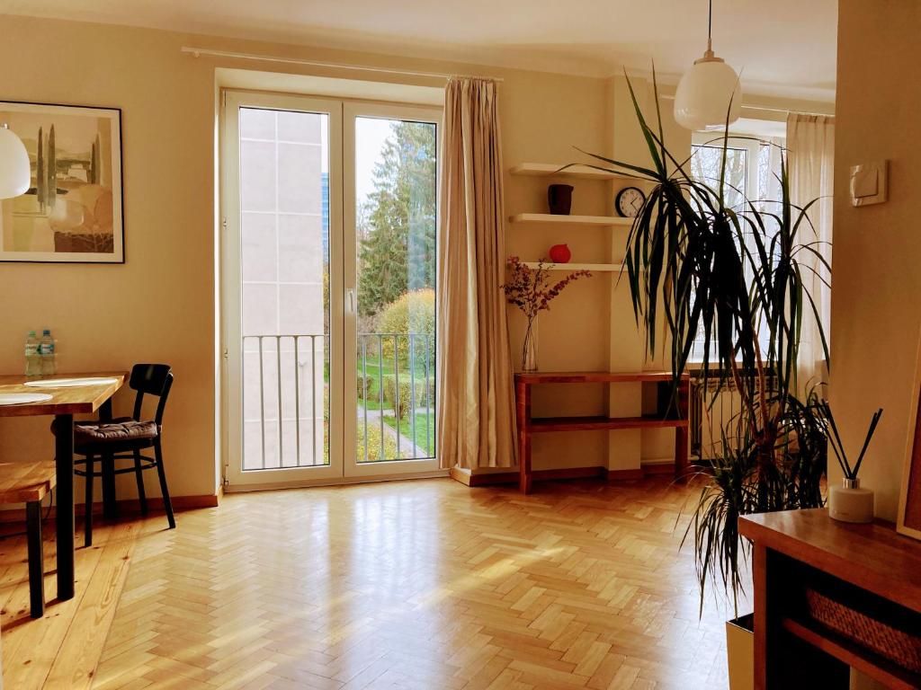 Posedenie v ubytovaní Elegant Apartment - City Center, near Old Town
