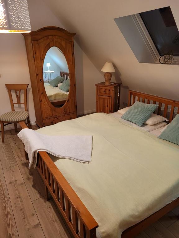sypialnia z dużym łóżkiem i lustrem w obiekcie Wohnung Rosa w mieście Plattenburg