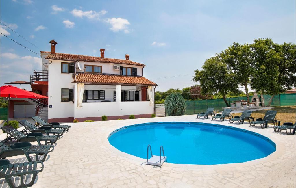 Bazén v ubytování Three-Bedroom Apartment In Barban nebo v jeho okolí