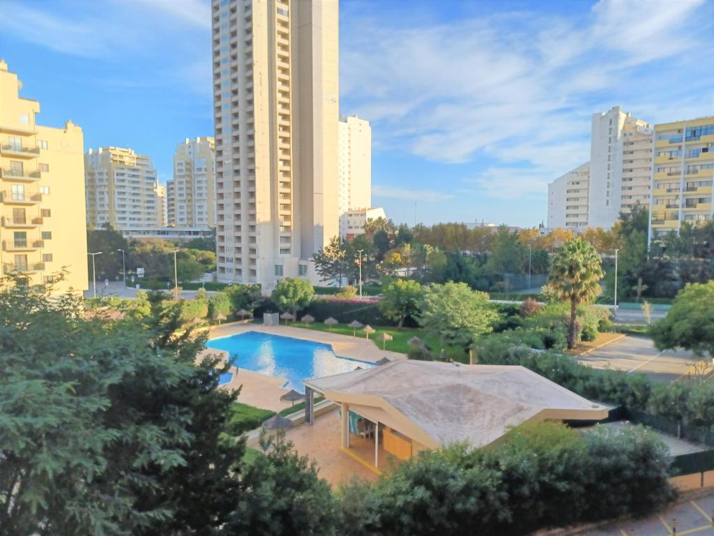 una piscina en una ciudad con edificios altos en Paraiso Sol Rocha Amazing Beach Apartment, en Portimão