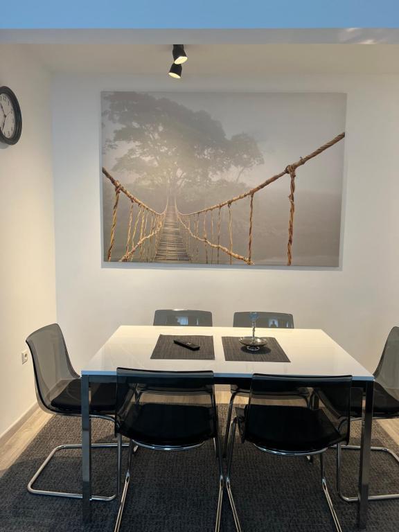 einen Konferenzraum mit einem Tisch mit Stühlen und einem Bild einer Brücke in der Unterkunft E & N Apartments in Oberhausen