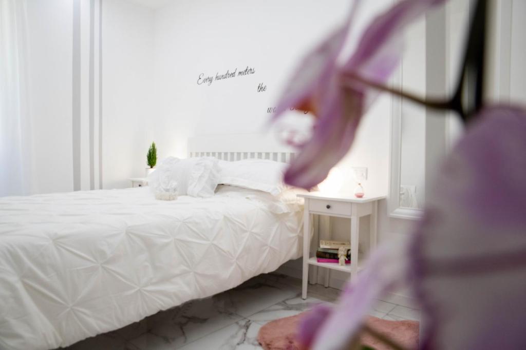 Una ragazza sta guardando un letto in una camera da letto di B&B Carpe Diem a Castel Gandolfo
