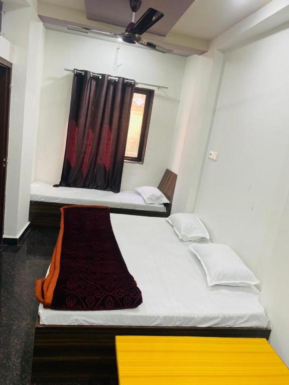 Postel nebo postele na pokoji v ubytování Hotel Arsh Palace