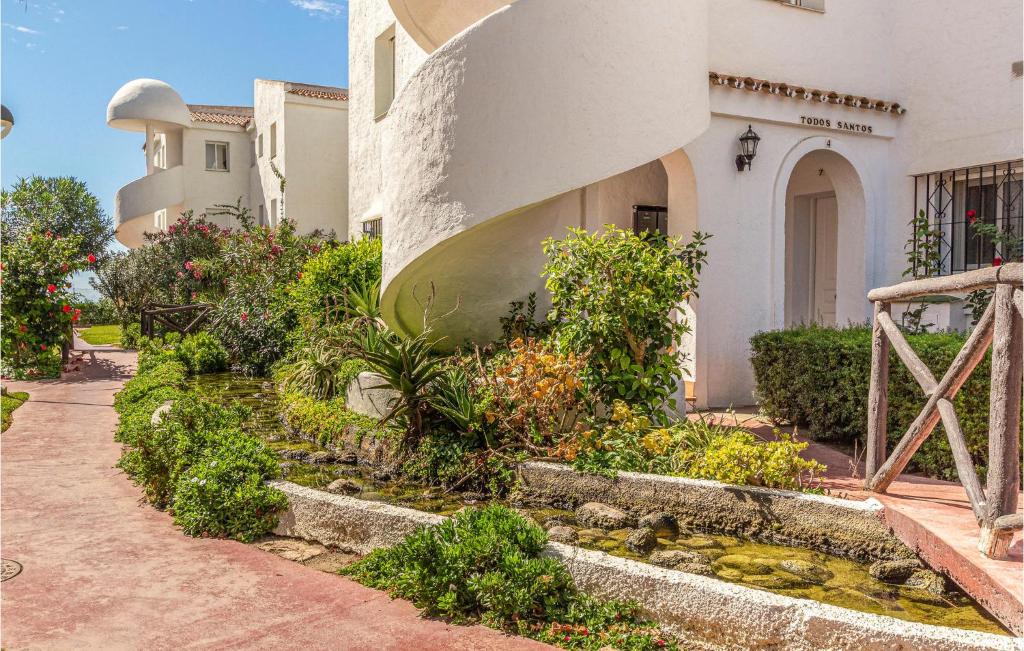 A garden outside 2 Bedroom Nice Apartment In Torrox