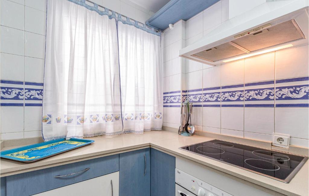 A kitchen or kitchenette at 2 Bedroom Nice Apartment In Torrox