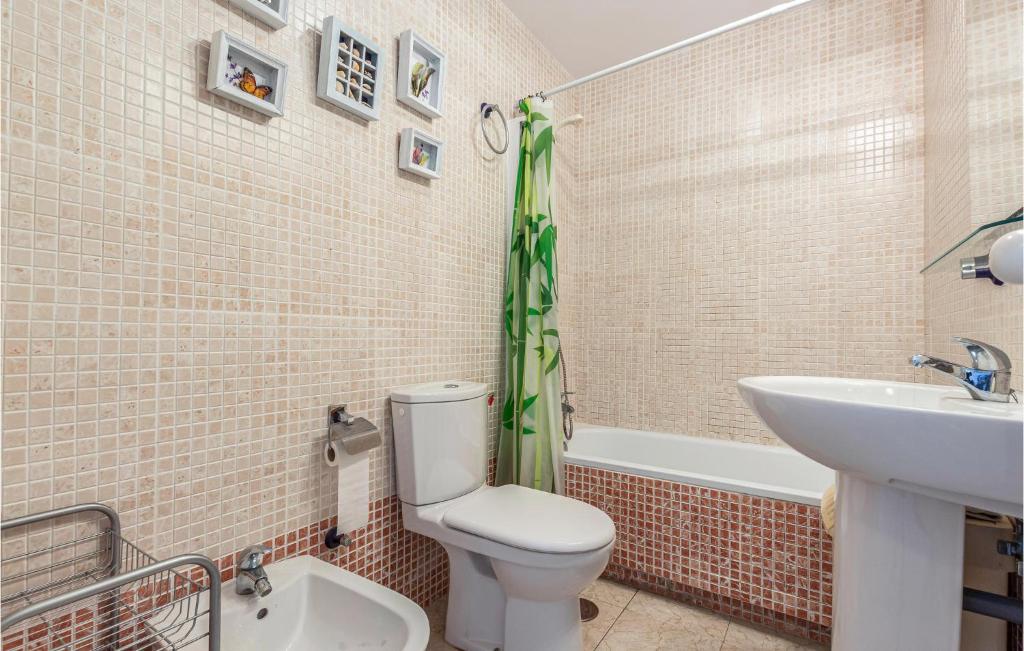 A bathroom at 2 Bedroom Nice Apartment In Torrox