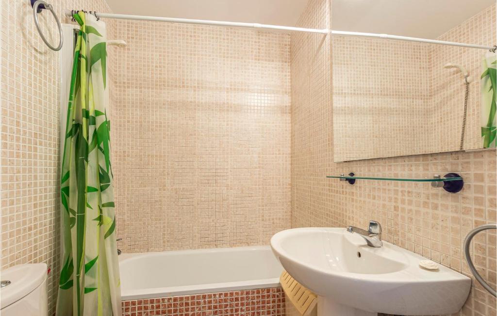 A bathroom at 2 Bedroom Nice Apartment In Torrox