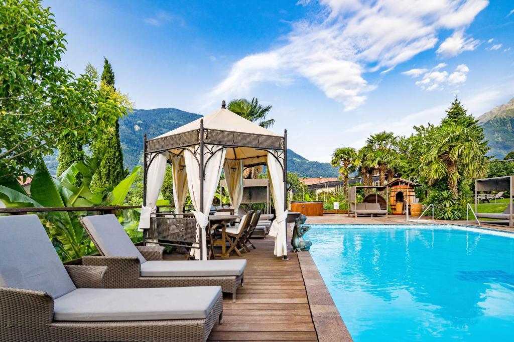 Villa con piscina y cenador en Ruster Resort, en Lagundo