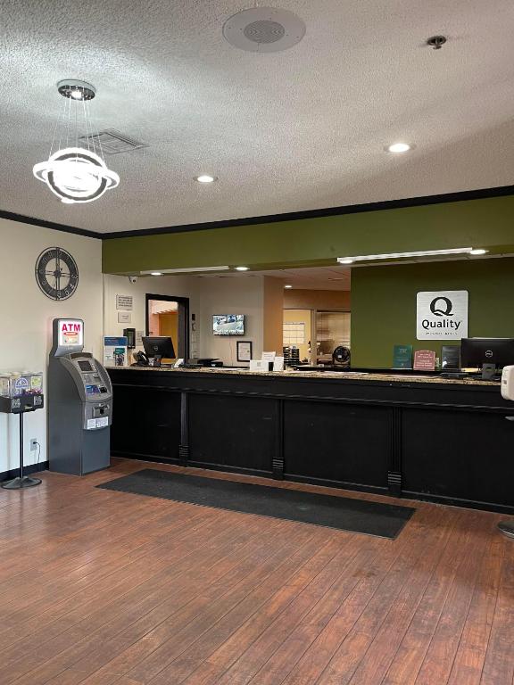 Vestíbul o recepció de Quality Inn Frontier at US Hwy 30