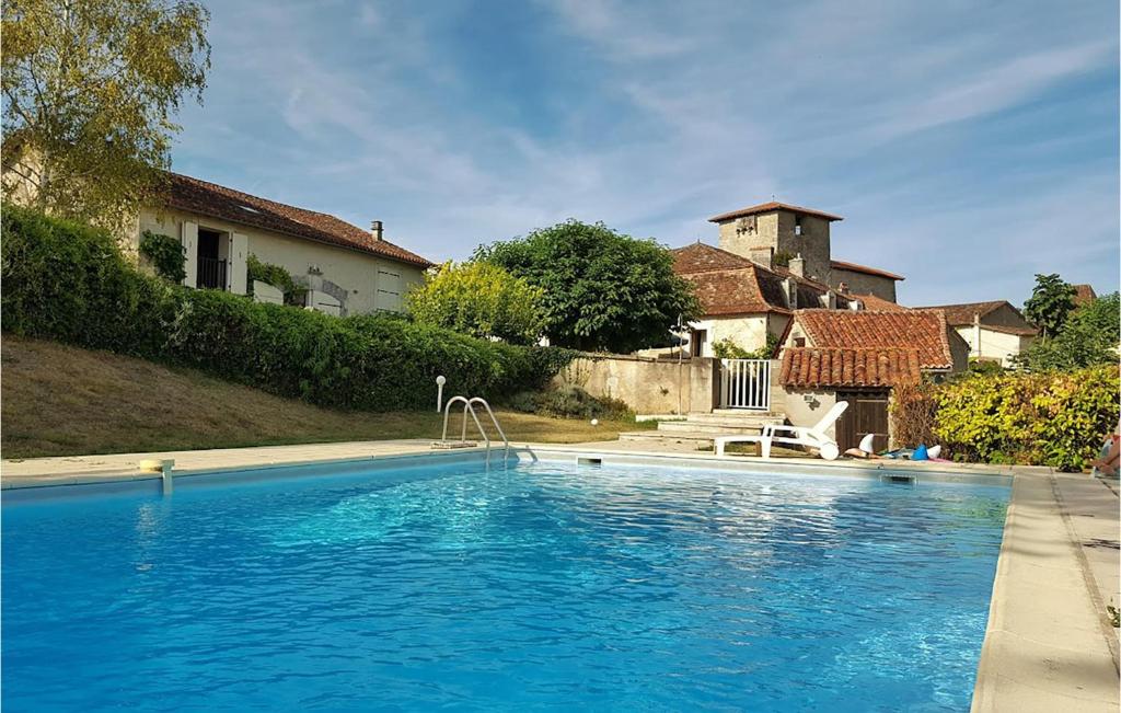 ein großer blauer Pool vor einem Haus in der Unterkunft Amazing Home In Lusignac With Outdoor Swimming Pool in Lusignac