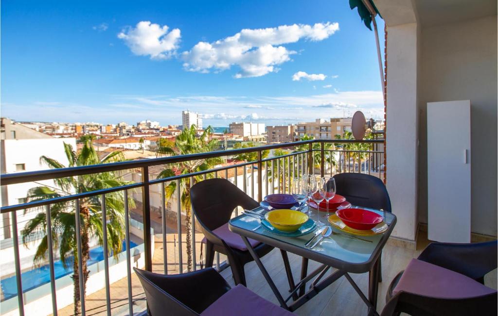 einen Tisch und Stühle auf einem Balkon mit Aussicht in der Unterkunft Nice Apartment In Santa Pola With House Sea View in Santa Pola
