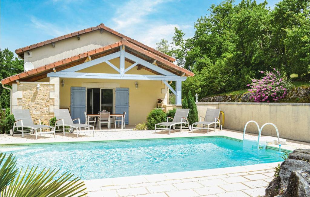 ブラントームにあるGorgeous Home In Brantme With Outdoor Swimming Poolのスイミングプール(椅子付)と家