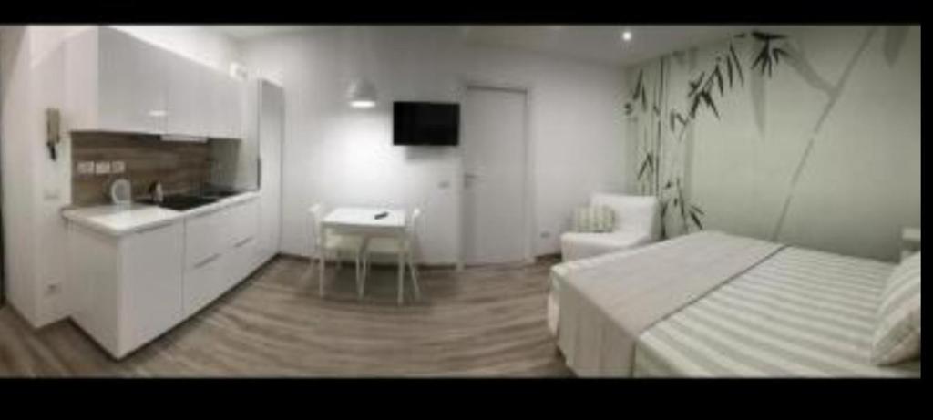 um quarto com uma cama e uma casa de banho com um lavatório em Appartamento il Torchio em Lecco