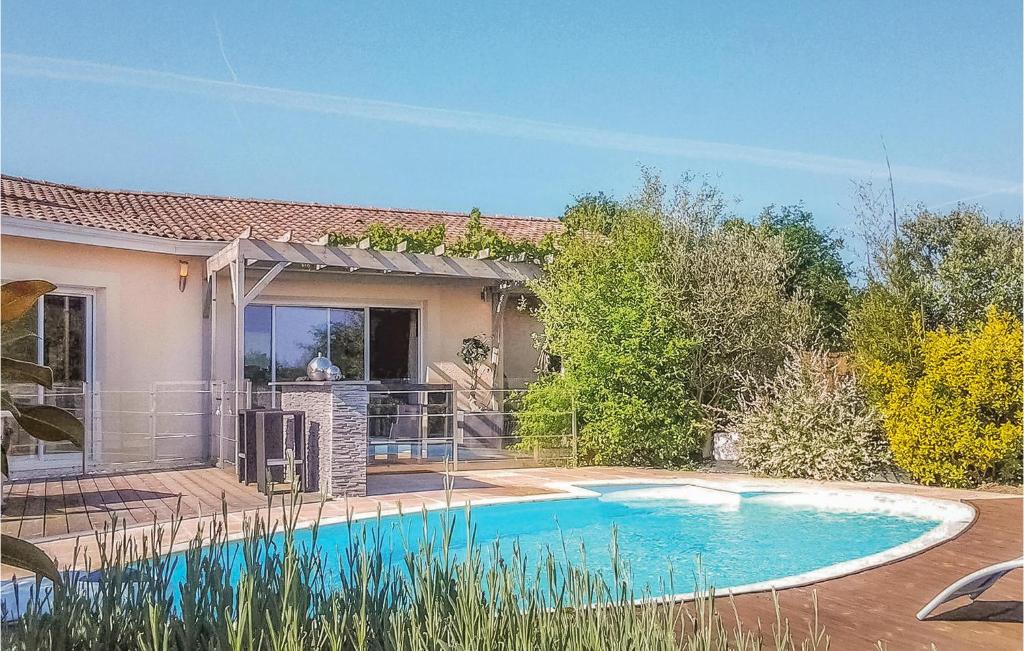 een klein zwembad voor een huis bij Stunning Home In St-michel-lecluse-le- With Kitchen in La Roche-Chalais