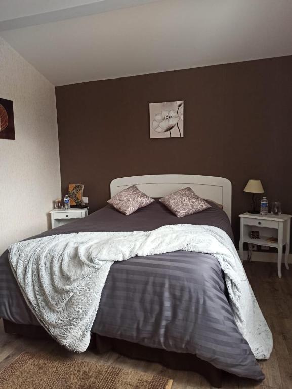 sypialnia z dużym łóżkiem i dwoma szafkami nocnymi w obiekcie Magnolia w mieście Trois-Palis