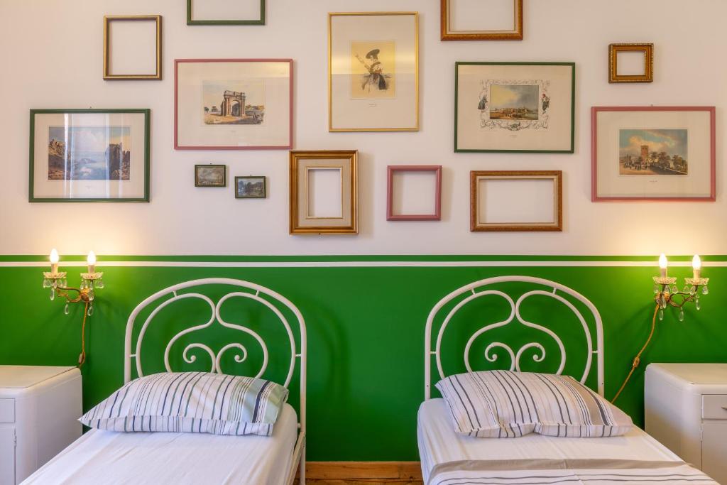 A bed or beds in a room at Le Dimore del Teatro