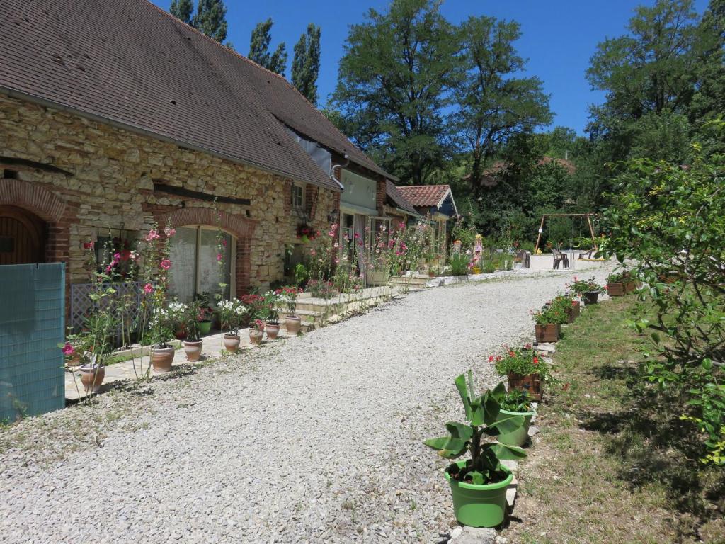 una casa con macetas al lado de una entrada en Auberge du botaniste en Boissières