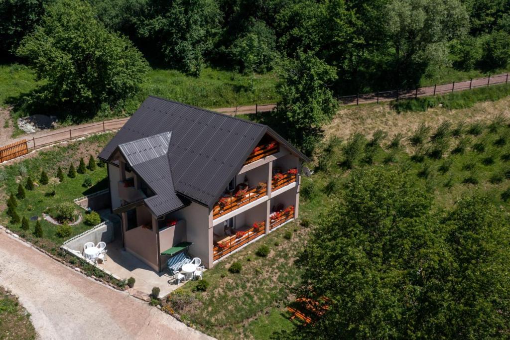 een uitzicht op een huis met een zonnedak bij Biserna Dolina Uvac in Sjenica