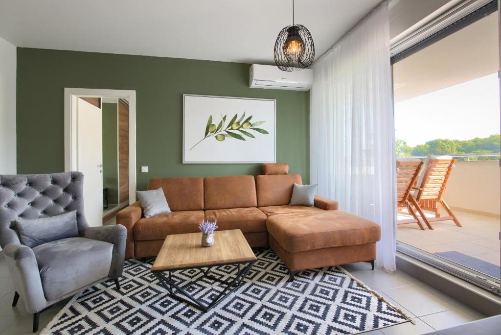 Posedenie v ubytovaní Beautiful Two-Bedroom Seaside Apartment in Premantura