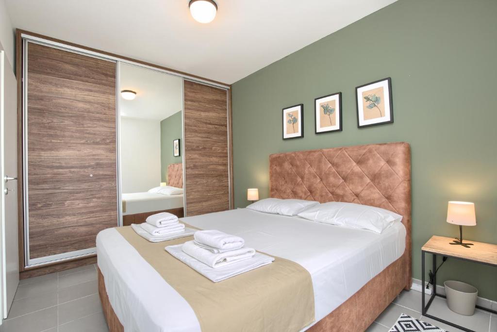 Posteľ alebo postele v izbe v ubytovaní Beautiful Two-Bedroom Seaside Apartment in Premantura