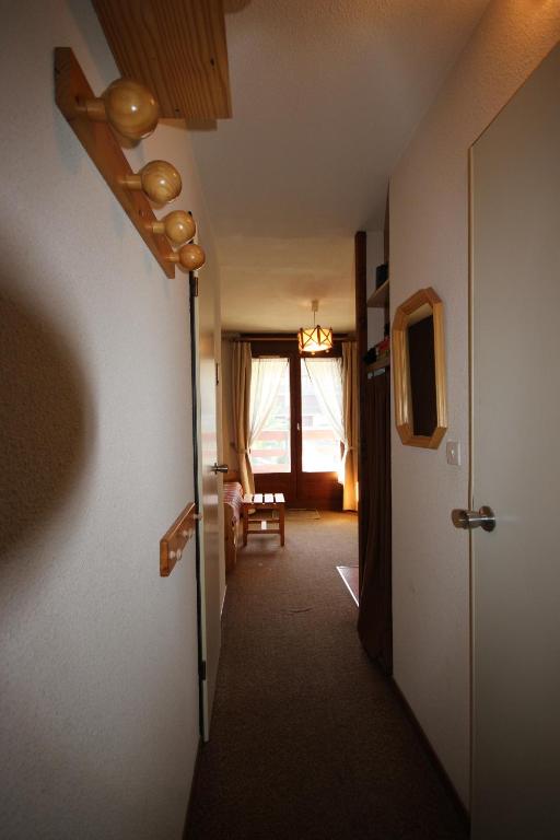 Televízia a/alebo spoločenská miestnosť v ubytovaní 1 bedroom flat, heated pool, heart of village, parking, Wifi